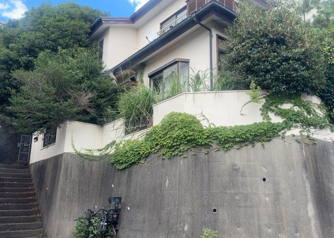 敷地内に散水栓や立水栓があると便利です。水道水を直接利用できるため、水を運ぶ手間を省くことが出来ます。大量の水を必要とする洗車作業や清掃などに役立ちます。その他設備とあわせて、現地でご確認ください。