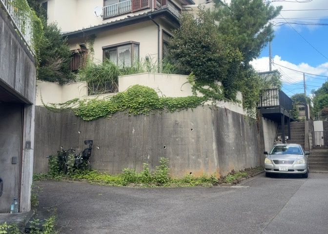 南側道路の場合は長い時間光を入れ込むことができるため、庭やリビングを道路側に持ってくることが多く土地価格も高い傾向にあります。一方北側道路だとリビングや庭が南側になりプライバシーを守ることができます。