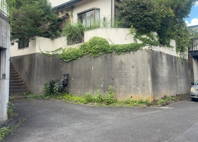 東側道路の場合は居室を南向きに設計しやすいため、朝日が入りやすいというメリットがあります。一方、西側道路も東側同様に居室を南向きに設計しやすいのですが、住宅地だと朝日が入りにくいという弱点があります。