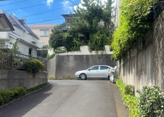 住宅用の土地では前面道路に2m以上接していなければならないと法律で定められています。しかし、お持ちの車のサイズやライフスタイルなどにより、2mでは利便が悪い場合もございますので、事前に確認しましょう。