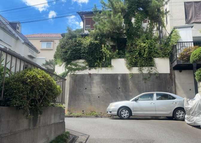 道幅が広い場所は日当たりや風通が良好です。幅が広いのですれ違いも可能ですし大きな車でも駐車可能！一方で、大型車が通ることも多くなるため交通量の増加により騒音に繋がります。また土地の値段が高くなります。