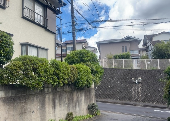 眺望を気にして物件を探す場合、前面に建物が建っていないか現地で確認しましょう！前面に建物があると景色はもちろん、日当たりや風通しにも影響が出てきます。住んだ時のことを想像しながら現地見学をしましょう。