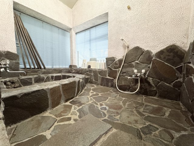 ゆったり過ごせる岩風呂です