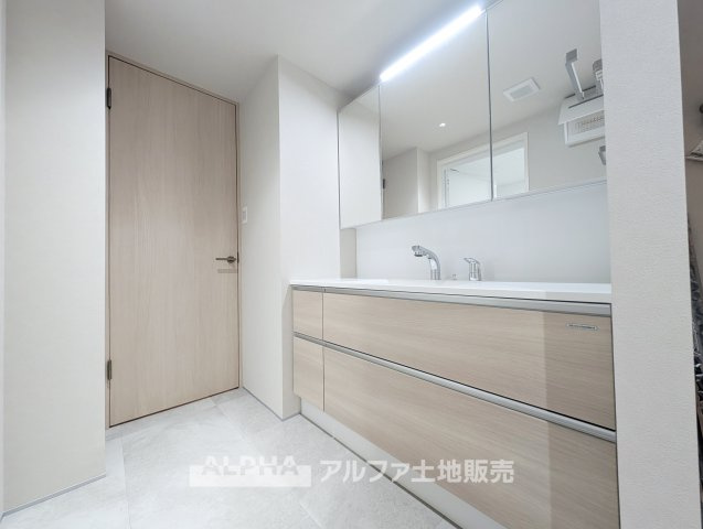【Wide　Vanity】　◆洗面化粧台◆幅1350mmのワイドな洗面化粧台。身支度のスペースを確保しやすく、毎朝の準備もスムーズです。