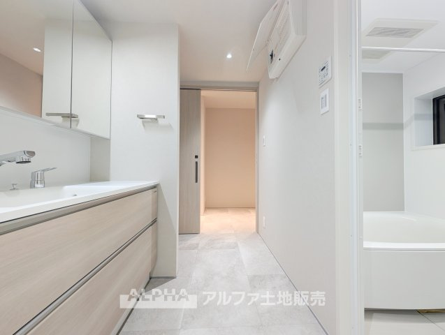 【Smart　Vanity】　◆三面鏡付き◆鏡裏などの収納を活用して洗面用品を整理しやすく、洗面まわりをすっきり保てます。