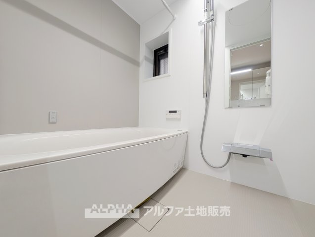 【Relaxing　Bath】　◆1418サイズ浴室◆弓形の浴槽を採用したバスルーム。浴室暖房乾燥機付きで、洗濯物の乾燥にも活用できます。