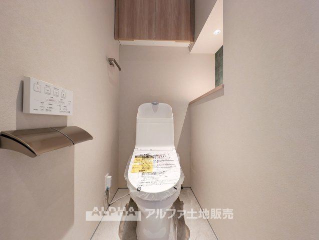 【Clean　Toilet】　◆温水洗浄便座◆TOTO製のウォッシュレット一体型を採用。フチレス仕様で日々のお手入れにも配慮されています。