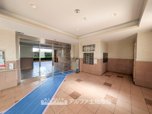 【Secure　Residence】　◆共用設備◆オートロックと宅配ボックスを備えたマンション。留守がちなご家庭にも便利な設備が整っています。