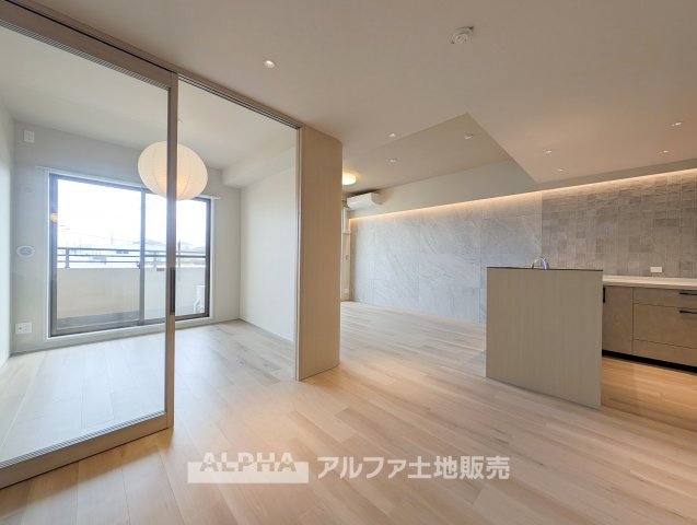 【Natural　Living】　◆暮らしやすいLDK◆約15.1帖の空間にL型キッチンを配置し、生活動線にも配慮された設計です。