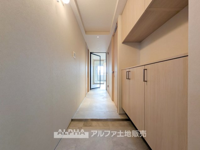 【Welcome　Home】　◆玄関◆シューズボックスを備え、靴や小物をすっきり収納。住まいの入口を整えやすい玄関スペースです。