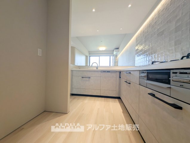 【Functional　Kitchen】　◆L型キッチン◆作業スペースを確保しやすいL型を採用。調理から片付けまでスムーズに行いやすい設計です。