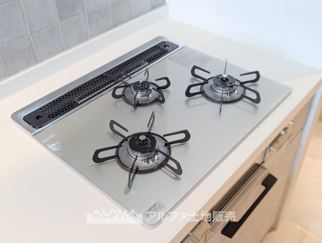 【Three-burner　Stove】　◆3口コンロ◆複数の料理を同時に進めやすい3口タイプ。毎日の調理時間を効率よく使える設備です。