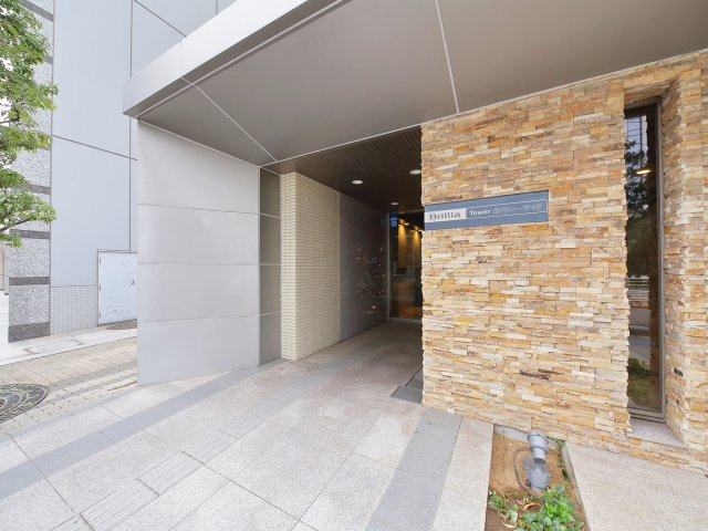 ■【entrance】メインエントランスにはお客様をもてなす、吹き抜けのある空間をご用意しました。まるでホテルのようなラウンジは住まう方々の心に潤いをもたらすことでしょう。