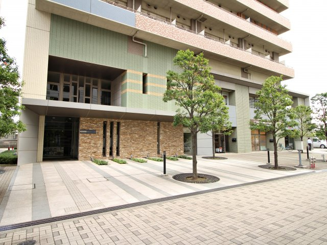 ■【entrance】メインエントランスにはお客様をもてなす、吹き抜けのある空間をご用意しました。まるでホテルのようなラウンジは住まう方々の心に潤いをもたらすことでしょう。