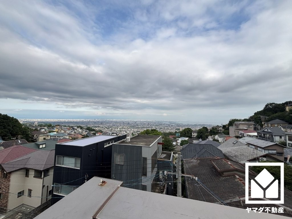 南東向きルーフバルコニーからの眺望です。六甲山ふもとの高台につき前面に視界を遮る高い建物がなく、大阪湾まで望める見晴らしの良い景色が広がります。
