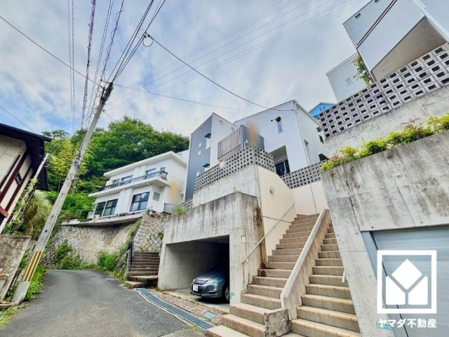 阪急バス「苦楽園」停まで徒歩11分（約850m）の立地。日中の移動や週末のお出かけなど、ライフシーンに応じたスムーズな移動を叶える、ゆとりある住環境です。