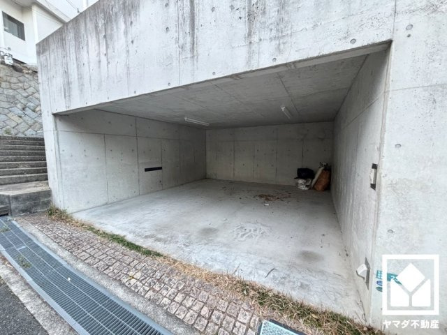 堀込車庫を並列2台分設置。重い荷物や雨の日の移動もスムーズで、快適なカーライフを実現。来客時にも便利です。