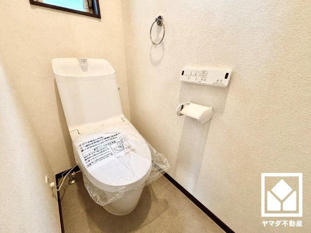 明るく清潔感溢れるトイレです。1階・2階の2か所に設置されているので、朝の忙しい時間帯も混雑を避けやすい間取りです。