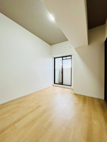 洋室（約5.5帖）：全てのお部屋がバルコニーに面しており、明るく開放感があります。