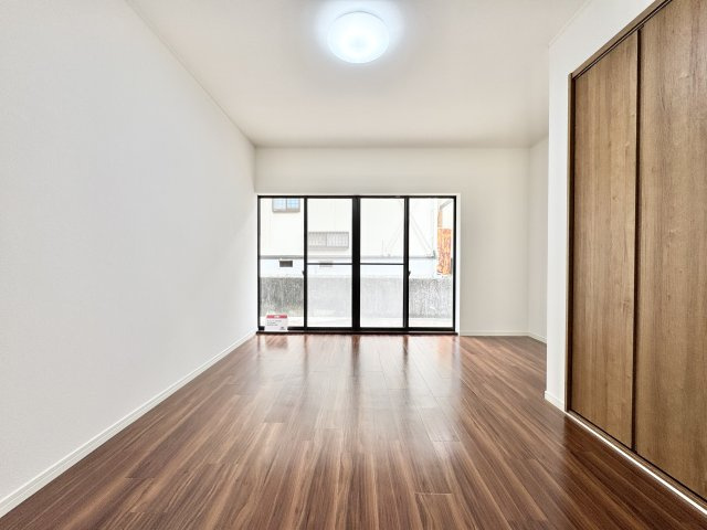 1階　約7帖の洋室はクローゼットも備わっており、来客用のお部屋や趣味のお部屋に活用されてはいかがでしょうか?