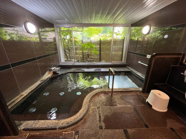 マンション内に天然温泉の大浴場が完備されており、毎日温泉を楽しめます。（※室内の浴室は使えません）