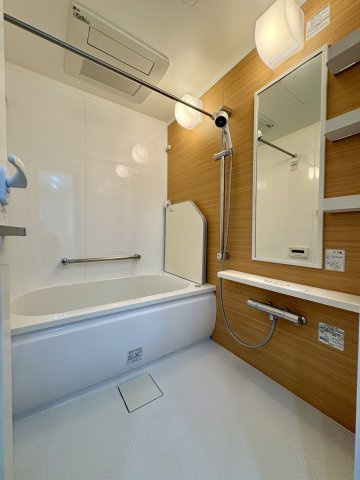 浴室換気暖房乾燥機（温水式）を備え、冬場の入浴も快適。追い焚き機能や水はけの良いカラリ床を採用し、快適性と使いやすさに配慮した浴室です。