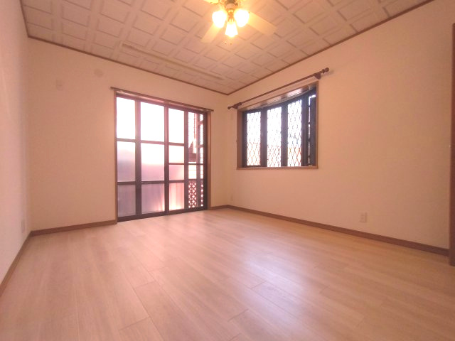 家具のない現状です。　様々なテイストのインテリアと調和する、シンプルな内装です。