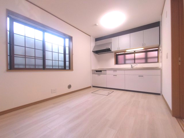 家具のない現状です。　白を基調とした明るいダイニングキッチンです♪