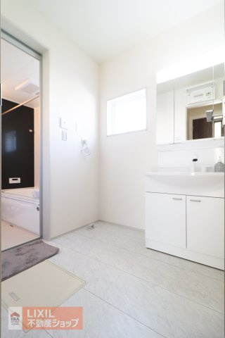 大きく使い勝手の良い三面鏡です。三面鏡の裏側は小物の収納に便利なキャビネット仕様です。