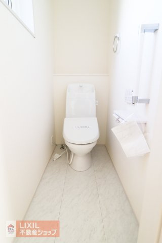 細かな温度調節ができ、清潔・快適に使用できる温水洗浄機能付トイレを採用しています。