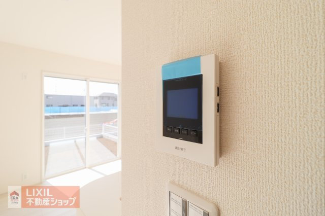 ハンズフリーのモニター付きインターホンです。玄関まで行かずに訪問者の姿を確認できるだけでなく、防犯にもつながるとても便利なアイテムですね。