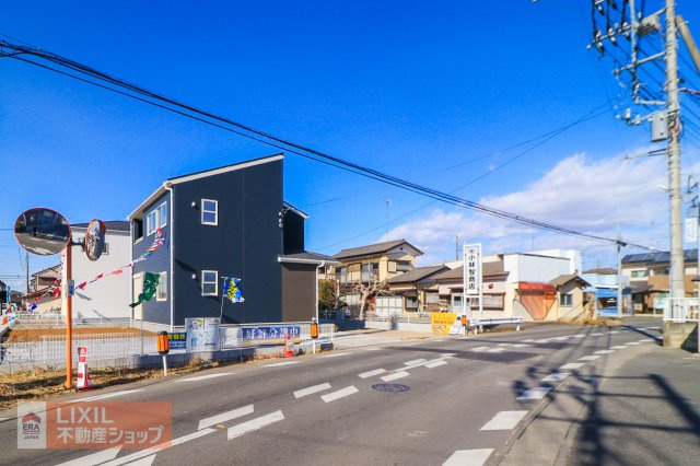 前面道路の現地完成写真です。ゆとりのある道幅や楽々駐車など、現地でご確認ください。