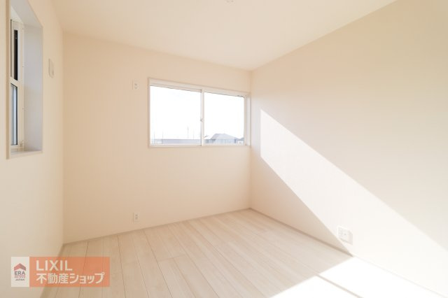 ベッドと勉強机を置いてちょうどいい広さです。各居室に収納スペースを完備しているので、収納家具を置かずにお部屋が片付き、すっきりと使えます。