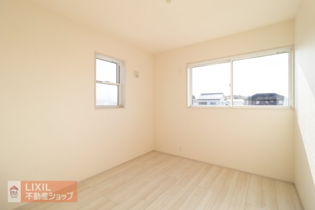 主寝室には収納スペースも完備しているので、ご夫婦の衣類などがすっきりと片付きます。ぐっすりと眠り、身体を休める心地良い寝室にぴったりです！