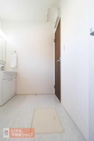 洗面脱衣所はゆったりとしたスペースで使いやすいです。洗面化粧台には豊富な収納を設けています。