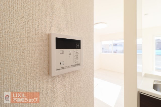 オートバスリモコンです。スイッチ1つで一定量の湯を浴槽に張ったり、保温や追い焚きをすることができるシステムが付いています。浴室以外からでも楽々操作が出来ます♪
