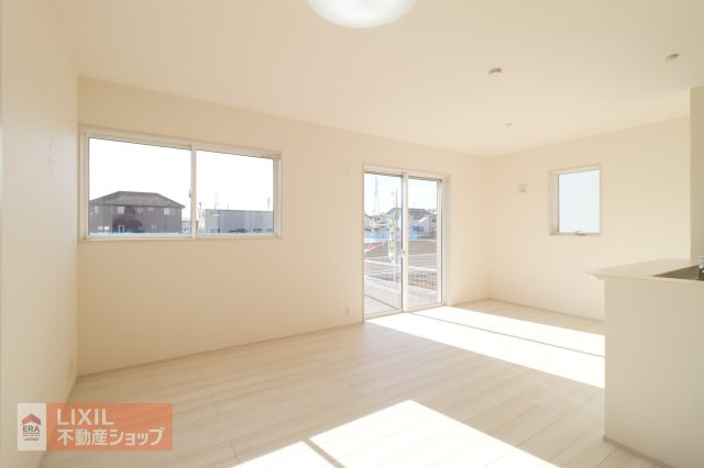 大きな窓から射し込むあたたかな陽光とナチュラルな木目の床やインテリアがやわらかな雰囲気のリビングルームです。