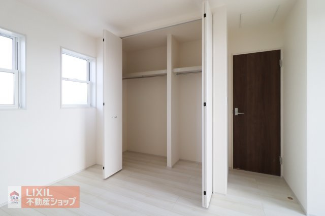 ハンガーパイプにかけられた衣類を一目で確認することができるので、探しているものが見つけやすく、必要なものもすぐに取り出すことができます。