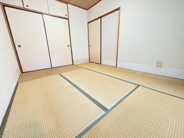 お布団を並べて家族の寝室にしたり、客間として使用したり、使いやすいお部屋です♪