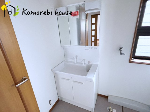 白を基調とした清潔感のある洗面台。シンプルで上品なデザインが空間に明るさをプラスします。