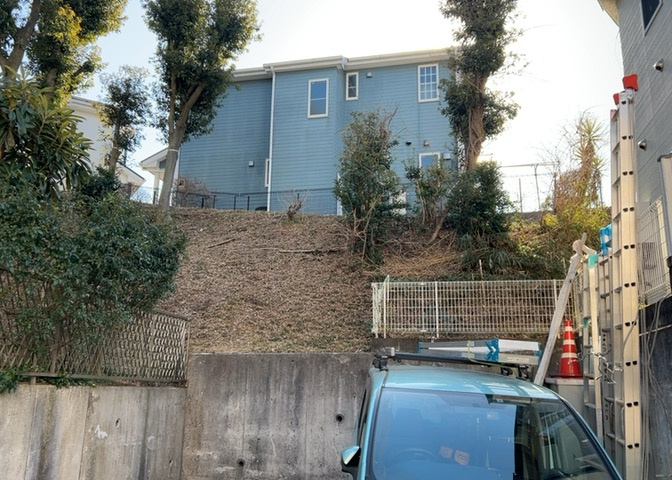 庭のある家に住むことのメリットとして、子どもたちの遊び場を確保できること、ガーデニングや家庭菜園を楽しめること、明るさを確保できることがあります。また、配置を工夫することでプライバシーが確保できます。