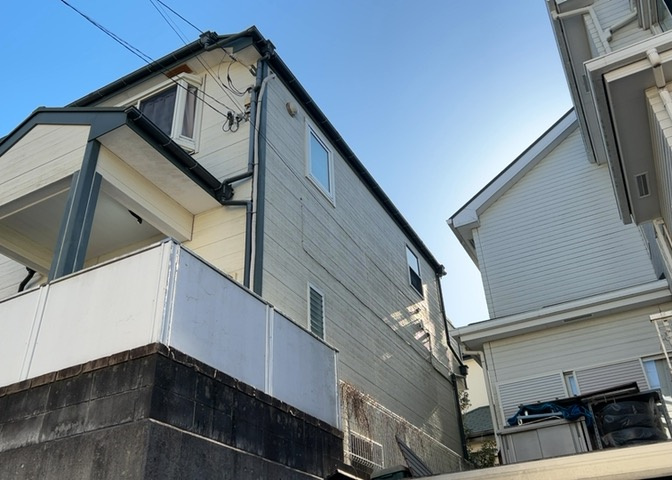 バルコニーは、建物内から室外へ楽に出入りできる便利なスペースです。また、バルコニーには手すりを付けることが義務付けられており、手すりの高さは110cm以上で施工することが建築基準法で定められています。