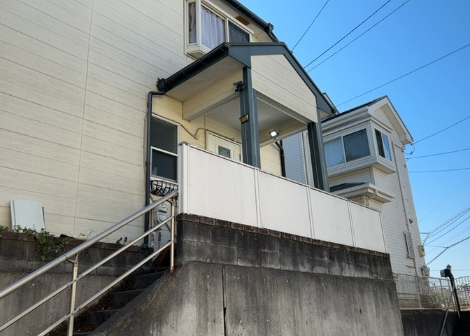 玄関は家の顔と言っても過言ではありません。現地を見学する際は玄関の広さや全体のバランスなどを見てみるといいでしょう。一般的なアプローチのしやすさだけではなく、お年寄りにも優しい設計のものだと安心です。