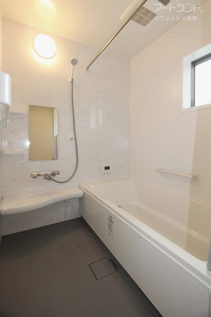 【浴室】一日の疲れを癒す浴室、断熱浴槽で追焚回数を減らし光熱費削減、エコキュート新設