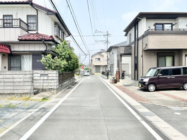 前面道路の写真です。あまり車が通らないので、落ち着いた雰囲気ですよ♪　