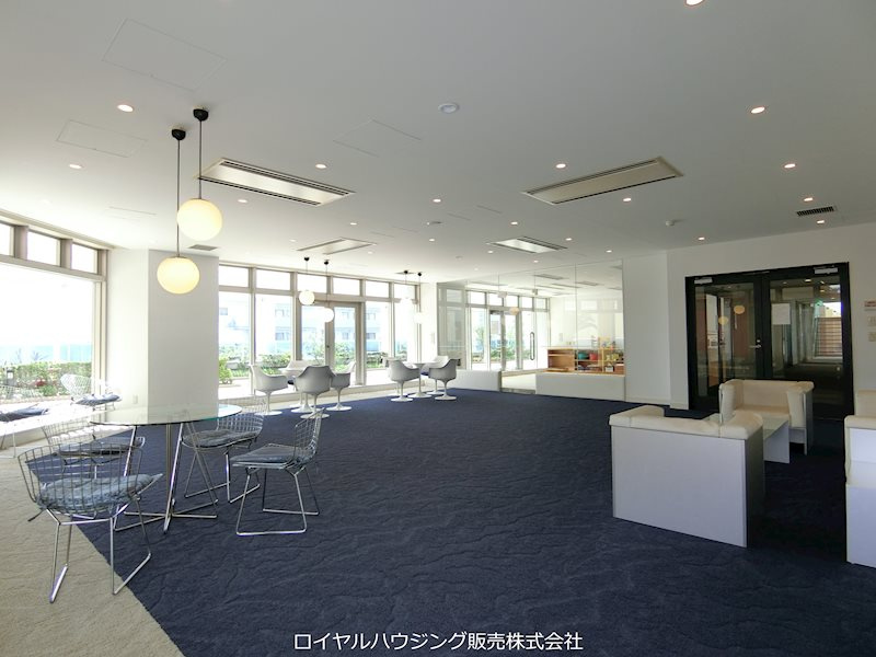 広々とした2階ラウンジ