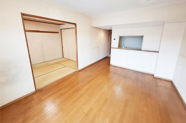 LDK（実際の写真）：隣接した和室と一体利用すれば約20帖の広々とした空間に。