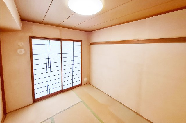 和室：LDKに隣接した6帖の和室はバルコニーへの出入りが可能です。