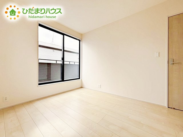 明るい陽光が差し込む洋室。白を基調とした爽やかな空間。