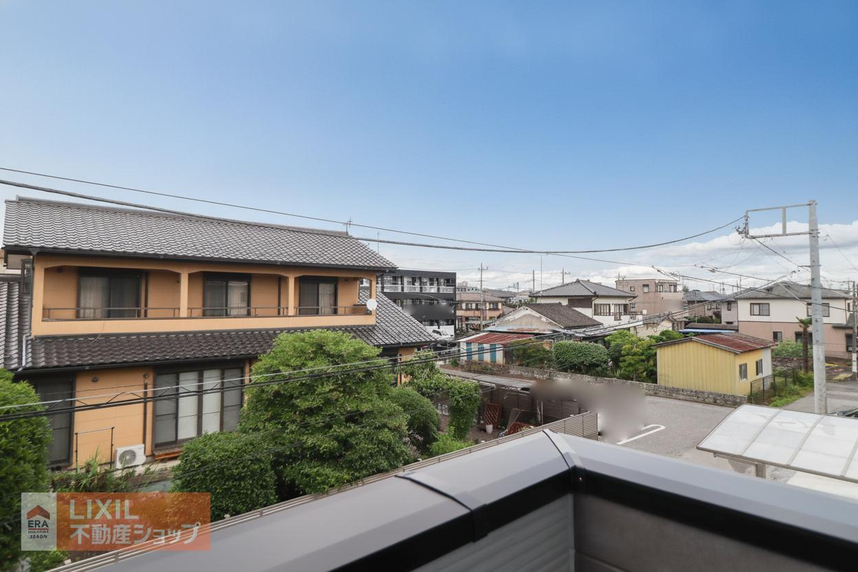 【建物からの眺望】現地完成写真。バルコニーからの景色。十分な間隔が確保されております。
